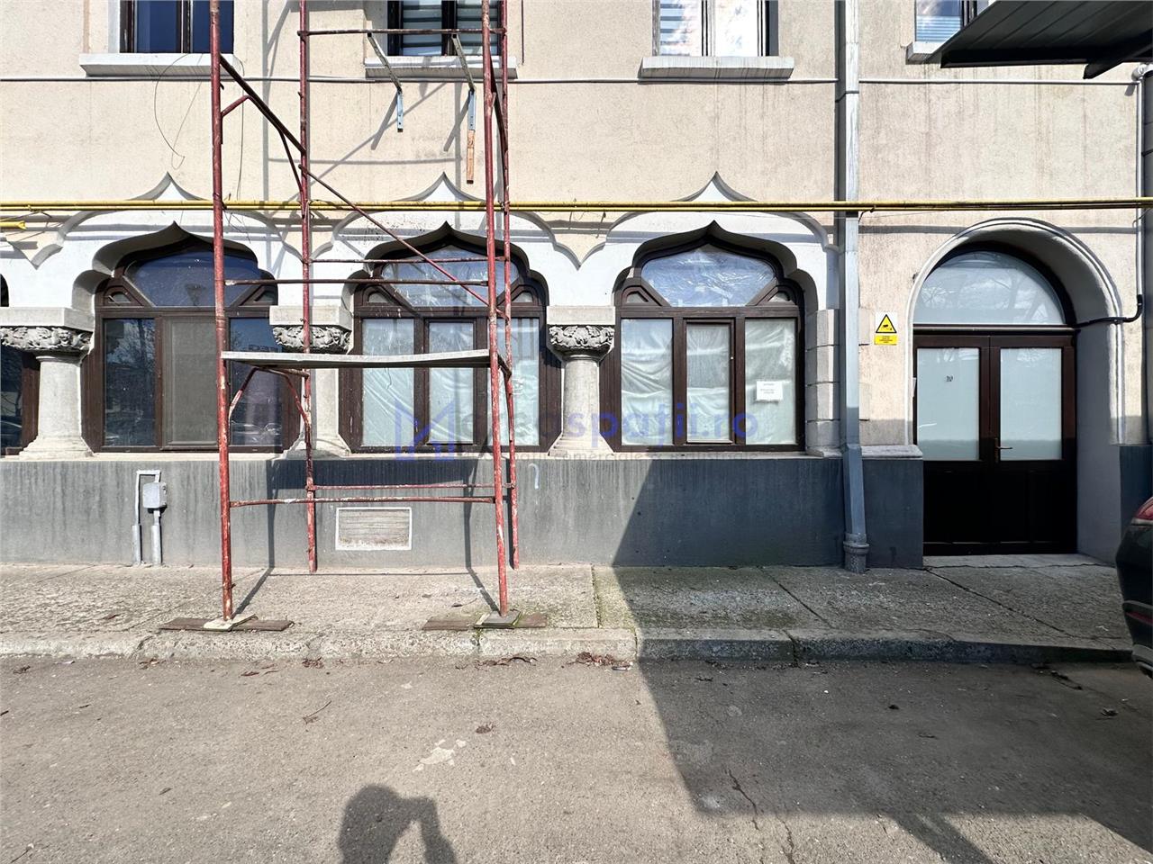 Spatiu parter, sursa apa in el, 13mp, centru, Cuza Voda